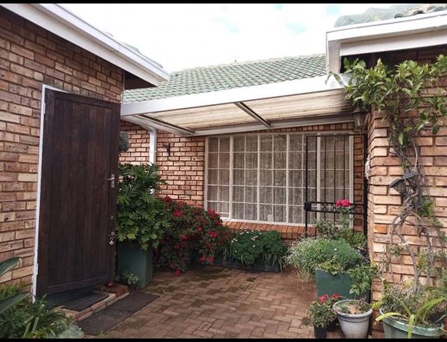 3 BEDROOM TOWNHOUSE FOR SALE IN CULEMBORG PARK